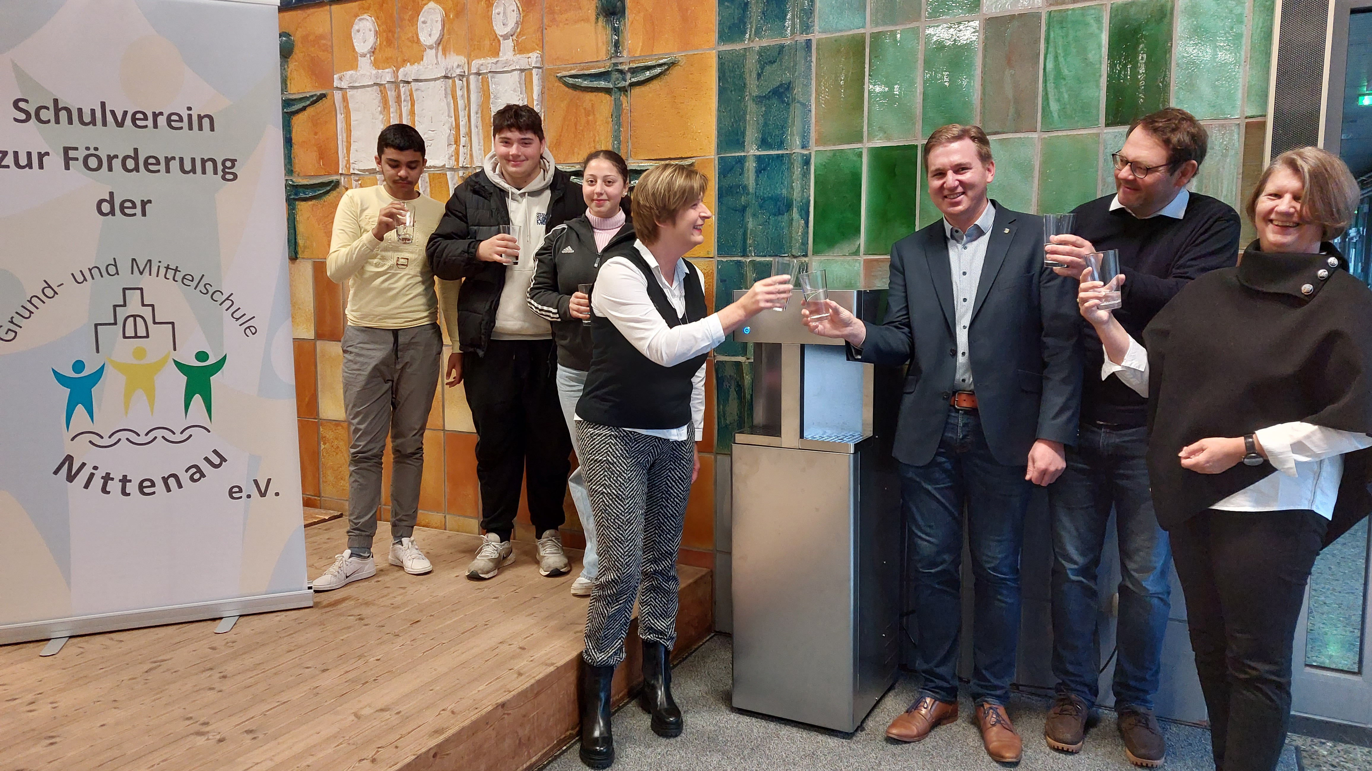 Sie freuen sich über den neuen Trinkbrunnen: Migel Mitkov, Nico Badinger, Ghuna Alfandi, Diana Neidhardt, Benjamin Boml, Dr. Michael Völkl und Birte Schramm.