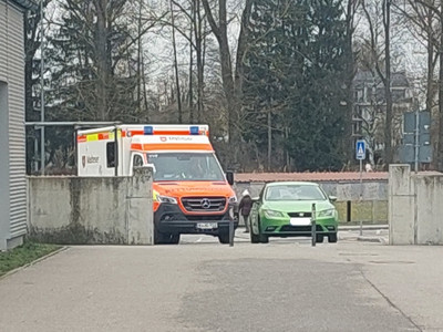 Der Krankenwagen konnte nicht zur Schule fahren, da die Zufahrt versperrt war.