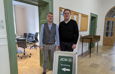 Thomas Kruppa von der AOK und Bürgermeister Benjamin Boml freuen sich über das geschaffene Angebot im Rathaus.
