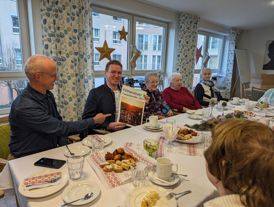 Günter Daubenmerkl (links) und die HeimbewohnerInnen freuten sich über das Geschenk des Bürgermeisters.