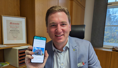 Erster Bürgermeister Benjamin Boml nutzt schon den neuen WhatsApp-Kanal der Stadt Nittenau.