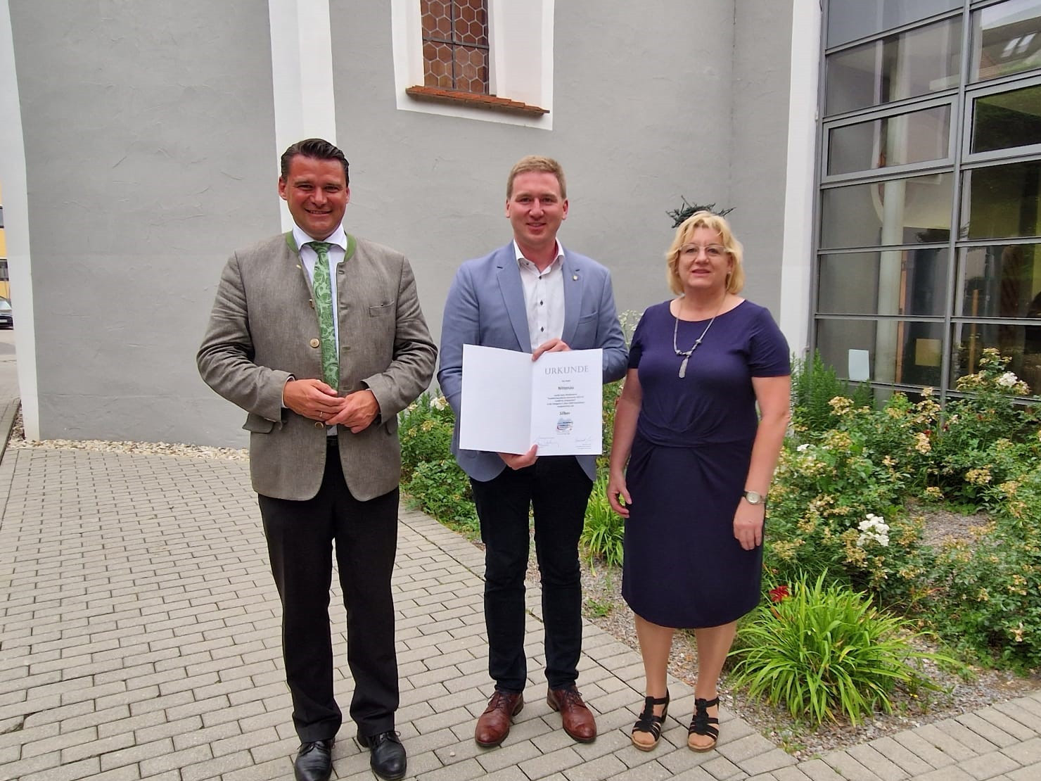 Landrat Thomas Ebeling überreicht die Urkunde für die familienfreundliche Kommune an Ersten Bürgermeister Benjamin Boml und Familienbeauftragte Elisabeth Bauer
