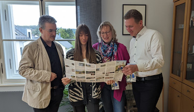 Jakob Rester, Alexandra Oppitz, Ingrid Schindler und Benjamin Boml freuen sich über das neue Druckprodukt.