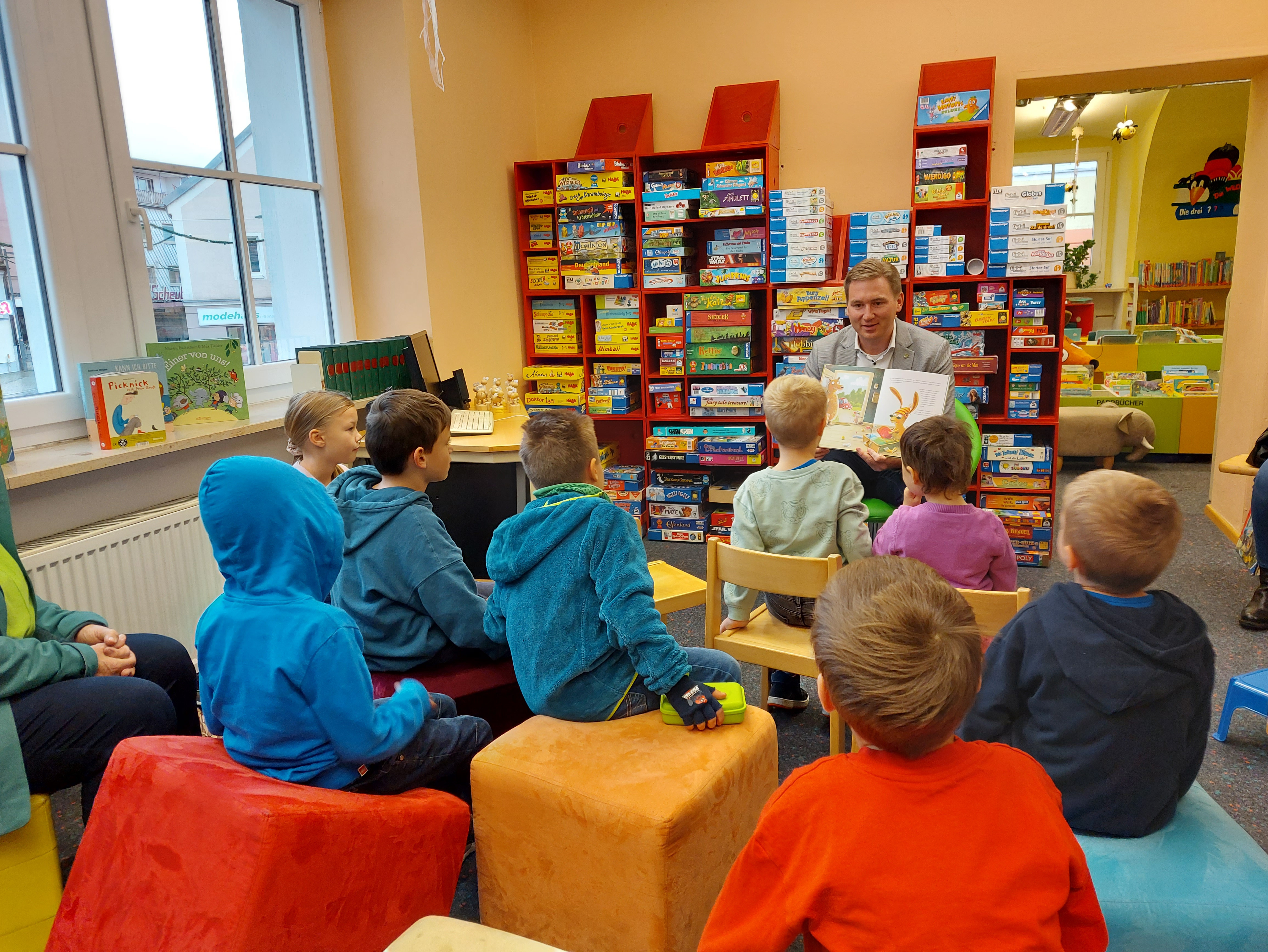 Erster Bürgermeister Benjamin Boml liest den Kindern in der Stadtbücherei Nittenau vor.